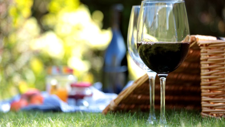 Picnic, © Weingut Kamauf Two wine glasses and a picnic basket on a meadow.