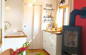 Mrs.Green Blick von Esstisch in Küche, © Nina Susanne Himmelmaier Mrs.Green Blick von Esstisch in Küche, © Nina Susanne Himmelmaier