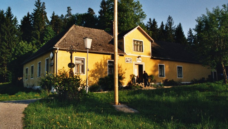 Gasthaus Perzy, © Gemeinde Haugschlag Gelbes Gasthaus in ländlicher Umgebung mit Bäumen im Hintergrund.