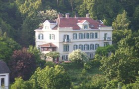 Waldpension Mück Gars, © Barbara Mück Großes, weißes Gebäude im Grünen, umgeben von Bäumen.