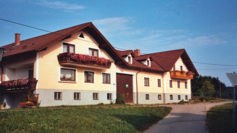 Kinderbauernhof Zeilinger, © Fam. Zeilinger Ein großes, zweistöckiges Bauernhaus mit roten Dächern und Blumenkästen an den Balkonen.