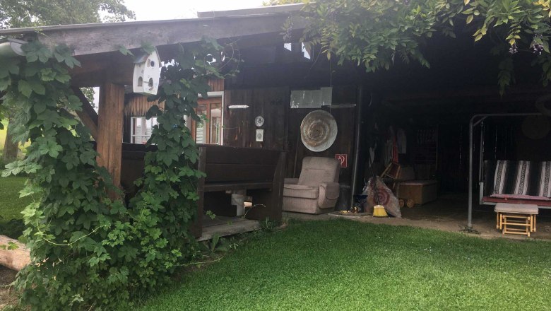 Schattiger Essplatz vor der Sommerküche, © Peter Brezina Schattiger Essplatz vor der Sommerküche, © Peter Brezina