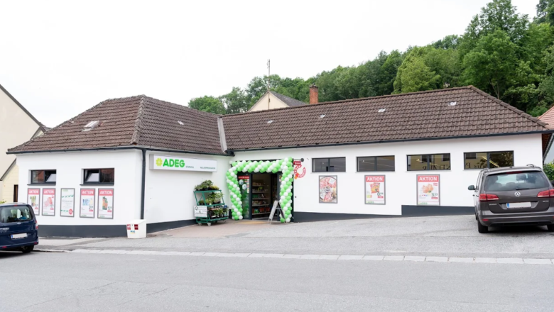 ADEG Stumvoll, © ADEG Stumvoll Eingang eines ADEG-Supermarkts mit Luftballons dekoriert.