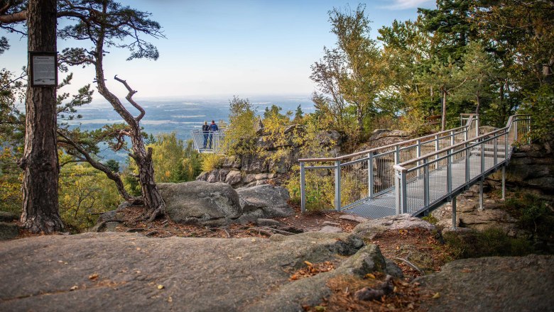 Wanderung am Mandelstein, © Christian Freitag Aussichtsplattform am Mandelstein mit Blick auf die Landschaft.
