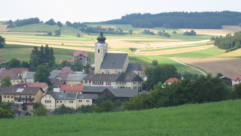 Marktgemeinde Kottes-Purk, © Marktgemeinde Kottes-Purk Ländliche Gemeinde mit Kirche und Feldern im Hintergrund.
