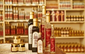 Produkte der Genusswerkstatt und Brennerei Schüller, © Klaus Engelmayer Produkte der Genusswerkstatt und Brennerei Schüller, © Klaus Engelmayer