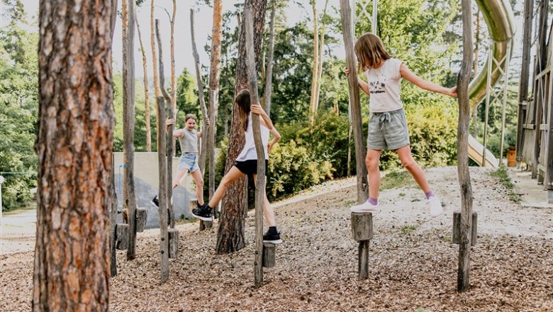 Kittenberg adventure gardens, © Matthias Streibel Children playing on an outdoor climbing course.