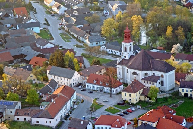 Hoheneich pilgrimage church, © Marktgemeinde Hohneich Aerial view of the Hoheneich pilgrimage church in the middle of a village.