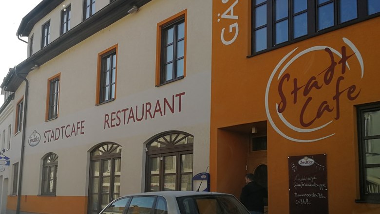 Stadtcafe, © Roman Zöchlinger Außenansicht eines Gebäudes mit der Aufschrift 'Stadtcafe Restaurant'.