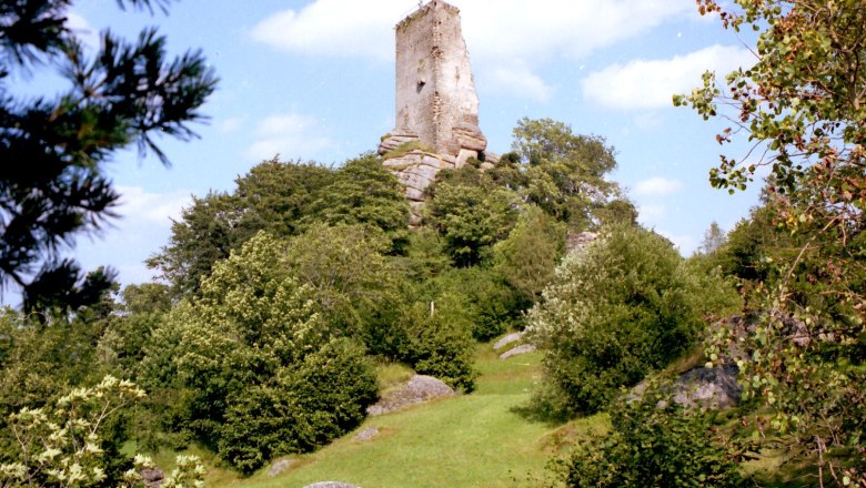 Arbesbach Ruine, © Gemeinde Arbesbach Ruine Arbesbach auf einem bewaldeten Hügel mit blauem Himmel im Hintergrund.