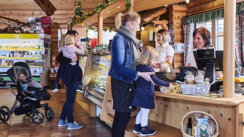 Shopping at Kaesehuette Stix, © Käsehütte Stix Shopping at Kaesehuette Stix, © Käsehütte Stix