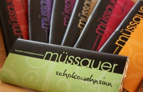 Schokolade der Café-Konditorei-Bäckerei Müssauer, © Café-Konditorei-Bäckerei Müssauer Verschiedene Schokoladentafeln der Marke Müssauer in bunten Verpackungen.