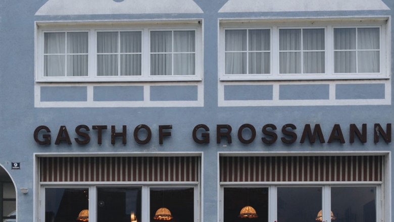 An inn for excursionists and regular guests, © Niederösterreich Werbung/David Schreiber Facade of the Grossmann inn with windows and flower boxes.