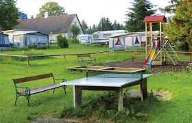 Campingplatz Lichtenfels, © Campingplatz Lichtenfels Campingplatz mit Tischtennisplatte, Spielplatz und Wohnwagen.