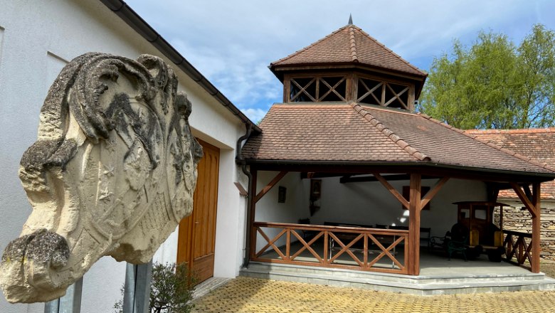 Unterstellmöglichkeit am Khevenhüllerplatz, © Weinstraße Weinviertel Unterstellmöglichkeit am Khevenhüllerplatz, © Weinstraße Weinviertel
