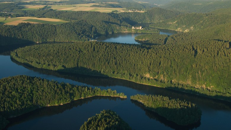 Stausee Dobra, © MG Pölla Luftaufnahme des Stausees Dobra mit umliegenden Wäldern und Hügeln.
