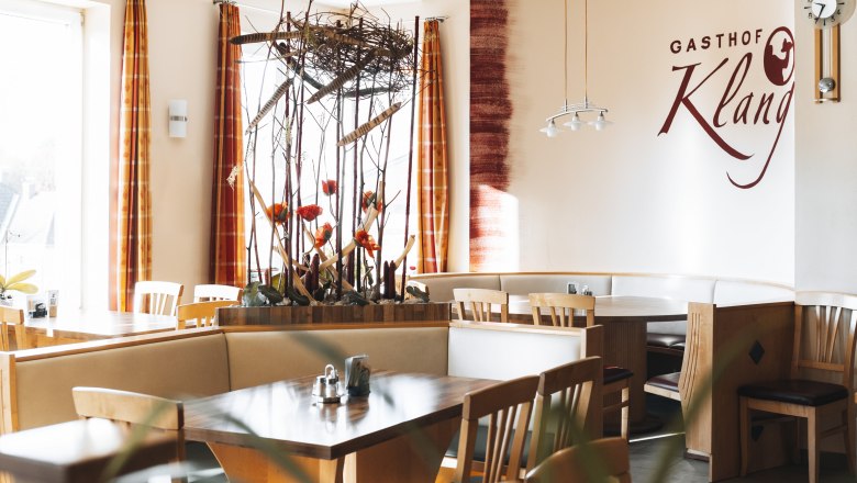 Platz nehmen, gut essen, große Whisky-Auswahl verkosten, © Niederösterreich Werbung/David Schreiber Innenansicht eines Restaurants mit Holzmöbeln und dekorativen Pflanzen.