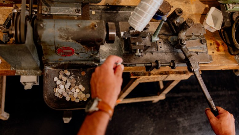 Perlmuttbearbeitung, © Waldviertel Tourismus / Matthias Streibel Perlmuttbearbeitung, © Waldviertel Tourismus / Matthias Streibel