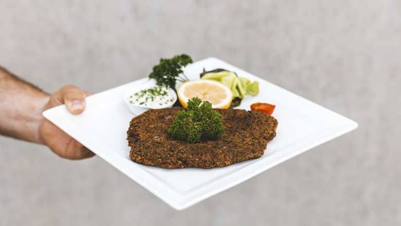 Mohn-Karpfen, © Niederösterreich Werbung/David Schreiber Ein Teller mit paniertem Fisch, Zitrone, Petersilie und Dip.