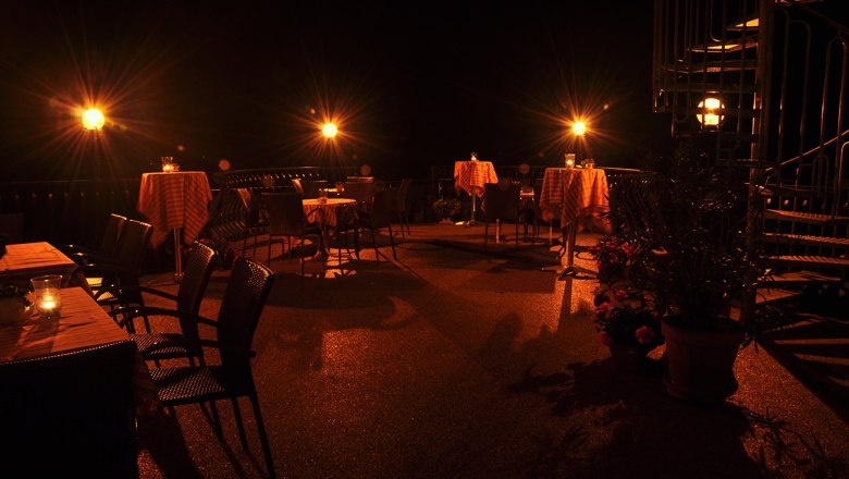 Terrasse bei Nacht, © Hotel des Glücks Terrasse bei Nacht, © Hotel des Glücks