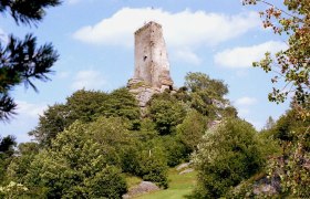 Ruine Arbesbach, © Gemeinde Arbesbach Ruine Arbesbach auf einem bewaldeten Hügel unter blauem Himmel.