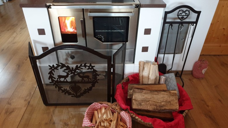 Holzofen Wohnzimmer, © Gebhard Auer Holzofen Wohnzimmer, © Gebhard Auer