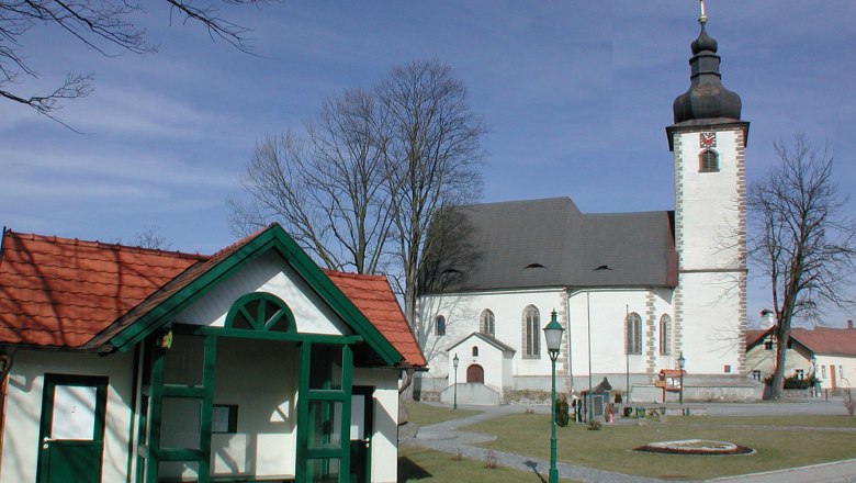 Großdietmanns, © Großdietmanns Kirche und Gebäude in Großdietmanns bei sonnigem Wetter.