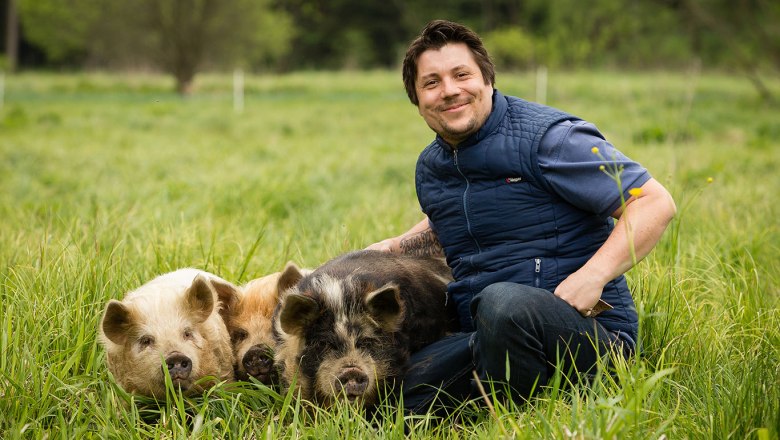 Christian und die Kune Kune Schweine in der Edermühle: Schweine streicheln hebt die Stimmung, © Arvid Uhlig Christian und die Kune Kune Schweine in der Edermühle: Schweine streicheln hebt die Stimmung, © Arvid Uhlig