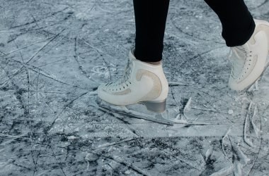 Eislaufen mit Eislaufschuhen, © Bild von karlhornfeldt / Unsplash Eislaufen mit Eislaufschuhen, © Bild von karlhornfeldt / Unsplash