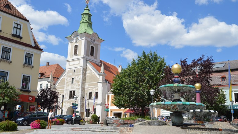 Altes Rathaus mit Hundertwasserbrunnen, © Stadtgemeinde Zwettl Altes Rathaus mit Hundertwasserbrunnen, © Stadtgemeinde Zwettl
