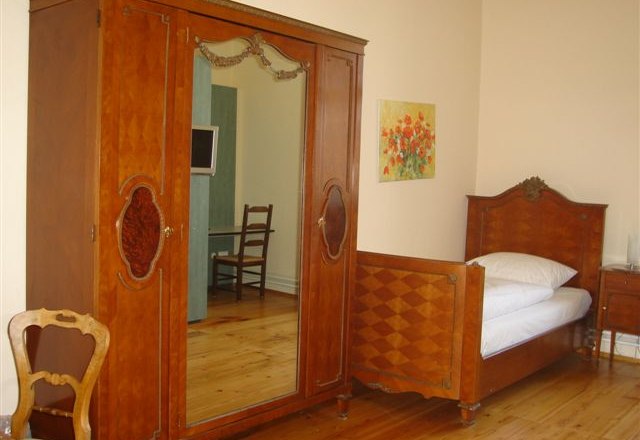 Jakob - Kern Gästehaus, Stift Geras***, © Jakob-Kern Gästehaus Ein traditionell eingerichtetes Zimmer mit Holzschrank, Einzelbett und Stuhl.