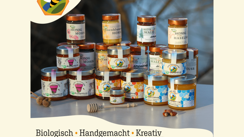 Unsere Honigvariationen, © Imkerei Pell Verschiedene Honiggläser der Imkerei Pell auf einem Tisch arrangiert.