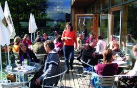 Café Restaurant Nationalpark, © Nationalpark Thayatal Menschen sitzen auf einer Terrasse eines Cafés im Nationalpark Thayatal.