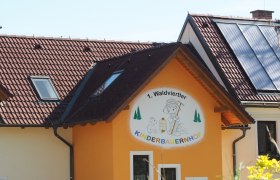 I. Waldviertler Kinderbauernhof, © MG Sallingberg Gebäude mit Schild '1. Waldviertler Kinderbauernhof', Solarpanelen auf dem Dach.