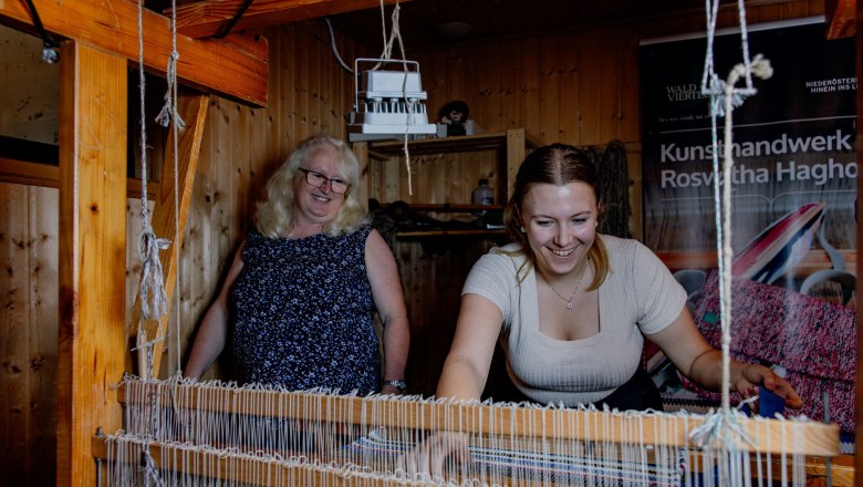 Arts and crafts Roswitha Haghofer, © Waldviertel Tourismus, Matthias Streibel Two women work at a loom in a workshop.
