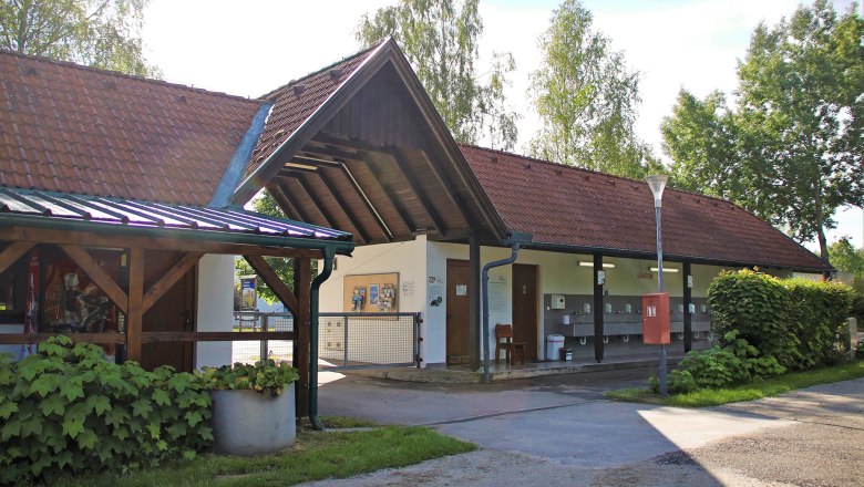 Campingplatz bei der Sole Felsen Welt, © Sole Felsen Welt Außenansicht eines Gebäudes mit roten Ziegeldächern und Waschbecken im Freien.