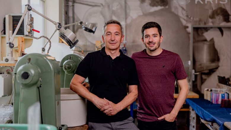 Erwin Weber mit Sohn Julian Weber, © Waldviertel Tourismus, Matthias Streibel Zwei Männer stehen in einer Werkstatt mit Maschinen im Hintergrund.