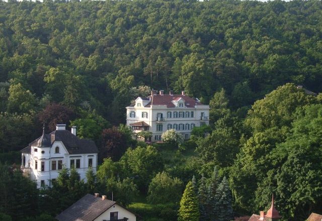 Waldpension climatic health resort Gars, © Barbara Mück Large manor house surrounded by lush forest in Gars.