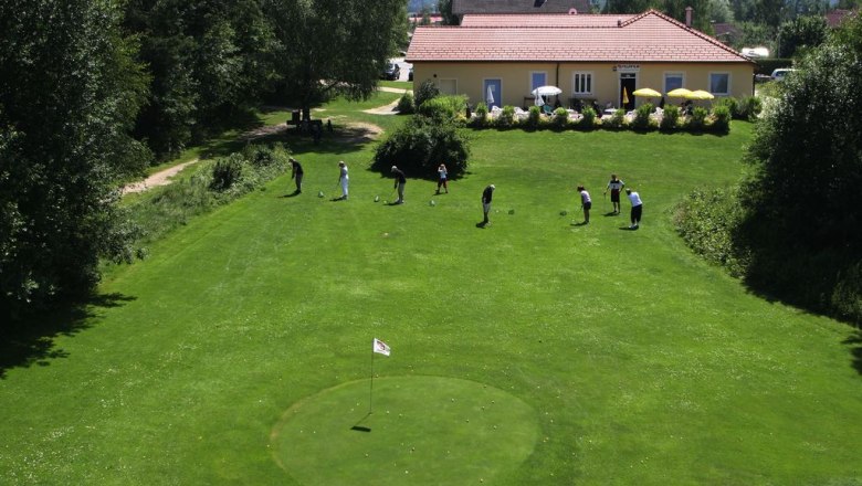 Blick vom Golfplatz zur Terrasse des Clubhauses, © GC Herrensee