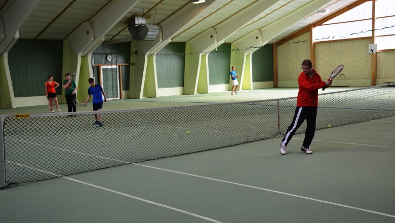 Indoor tennis center Raabs, © Tennishalle Raabs People play tennis in an indoor tennis hall.