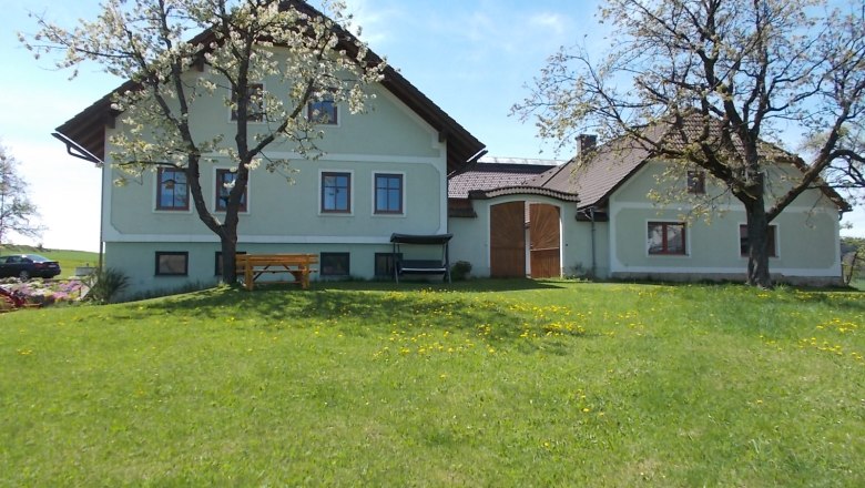 House with cherry trees, © Biobauernhof Mayerhofer House with cherry trees, © Biobauernhof Mayerhofer