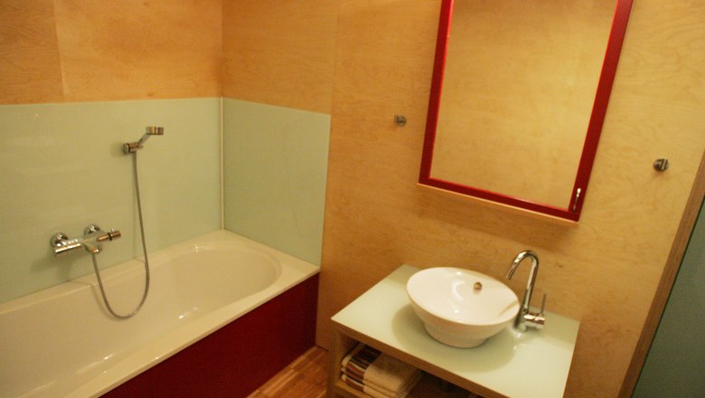 Vacation apartment family Pichler, © Familie Pichler, weinfranz.at Modern bathroom with bathtub, washbasin and mirror.