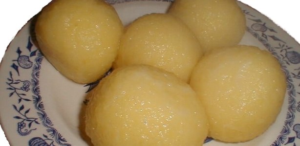 Waldviertel potato dumplings, © Marschall Stuben Five potato dumplings on a plate with a blue pattern.