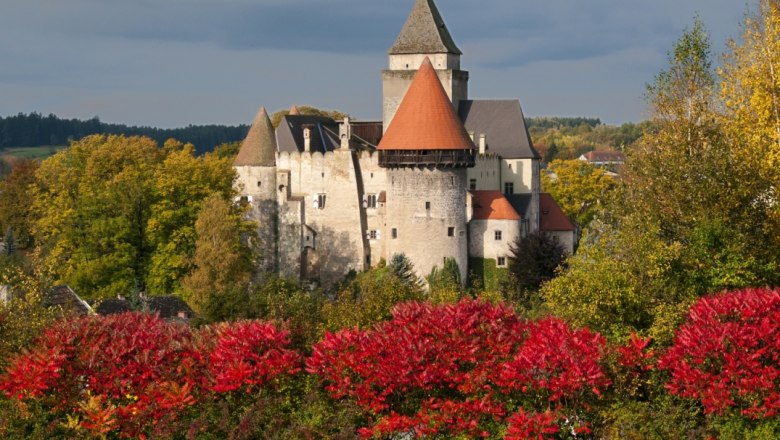 Blick auf Heidenreichstein, © Herbert Dietrich Burg Heidenreichstein im Herbst mit buntem Laub im Vordergrund.