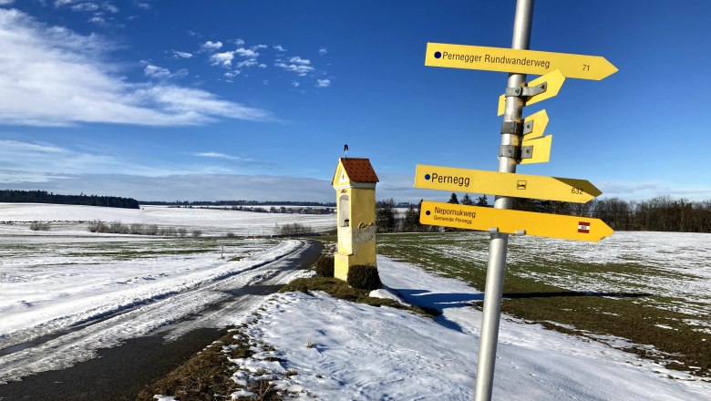 Marterl und Wegweiser im Winter © Zickbauer Natascha, © © Zickbauer Natascha Marterl und Wegweiser im Winter © Zickbauer Natascha, © © Zickbauer Natascha