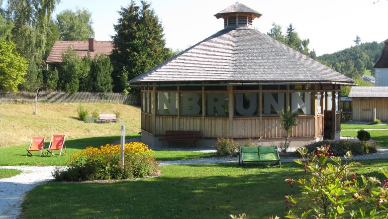 Market town of Gutenbrunn, © Marktgemeinde Gutenbrunn Pavilion in a green park with flowers and deckchairs.