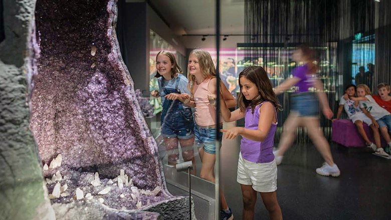 Amethyst Welt Maissau, © Martin Mathes Kinder betrachten eine große Amethystgeode in einem Museum.