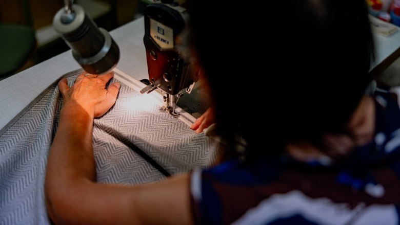 Framsohn terry toweling, © Waldviertel Tourismus, Matthias Streibel Person sews fabric with sewing machine.