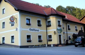 Angermühle, © Höbarth Ein traditionelles Gasthaus mit gelber Fassade und roten Dachziegeln.