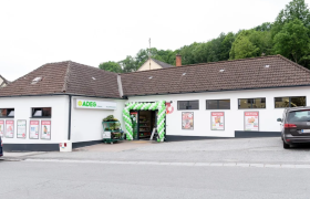 ADEG Stumvoll, © ADEG Stumvoll Eingang eines ADEG-Supermarkts mit Luftballons dekoriert.